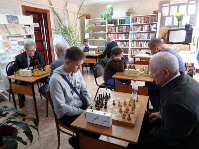 В Ерахтурской сельской библиотеке встреча с читателями завершилась шахматным турниром и чаепитием